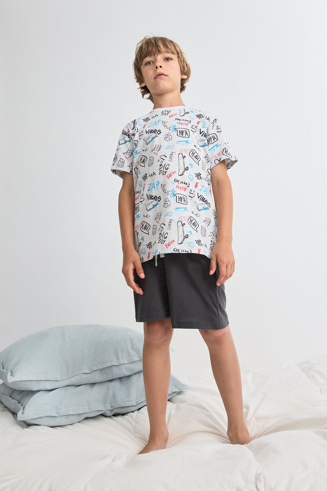 PIJAMA CORTO NIÑO VIBES  GRIS VIG. CLARO