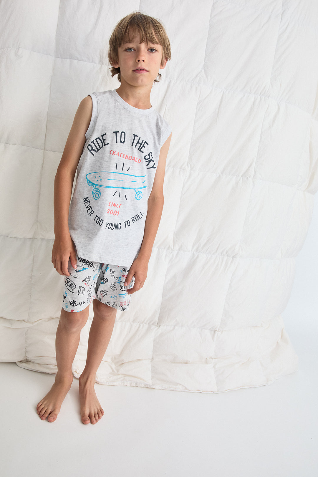 PIJAMA CORTO NIÑO YEAH  GRIS VIG. CLARO