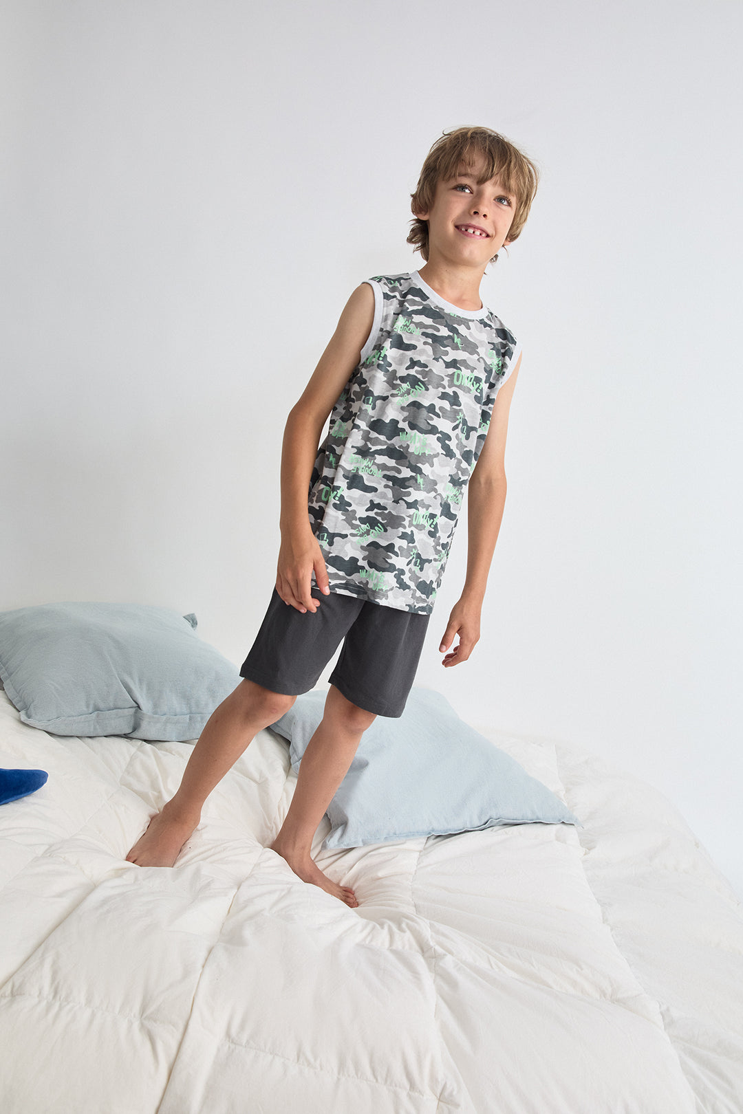 PIJAMA SIN MANGAS NIÑO OKAY  GRIS
