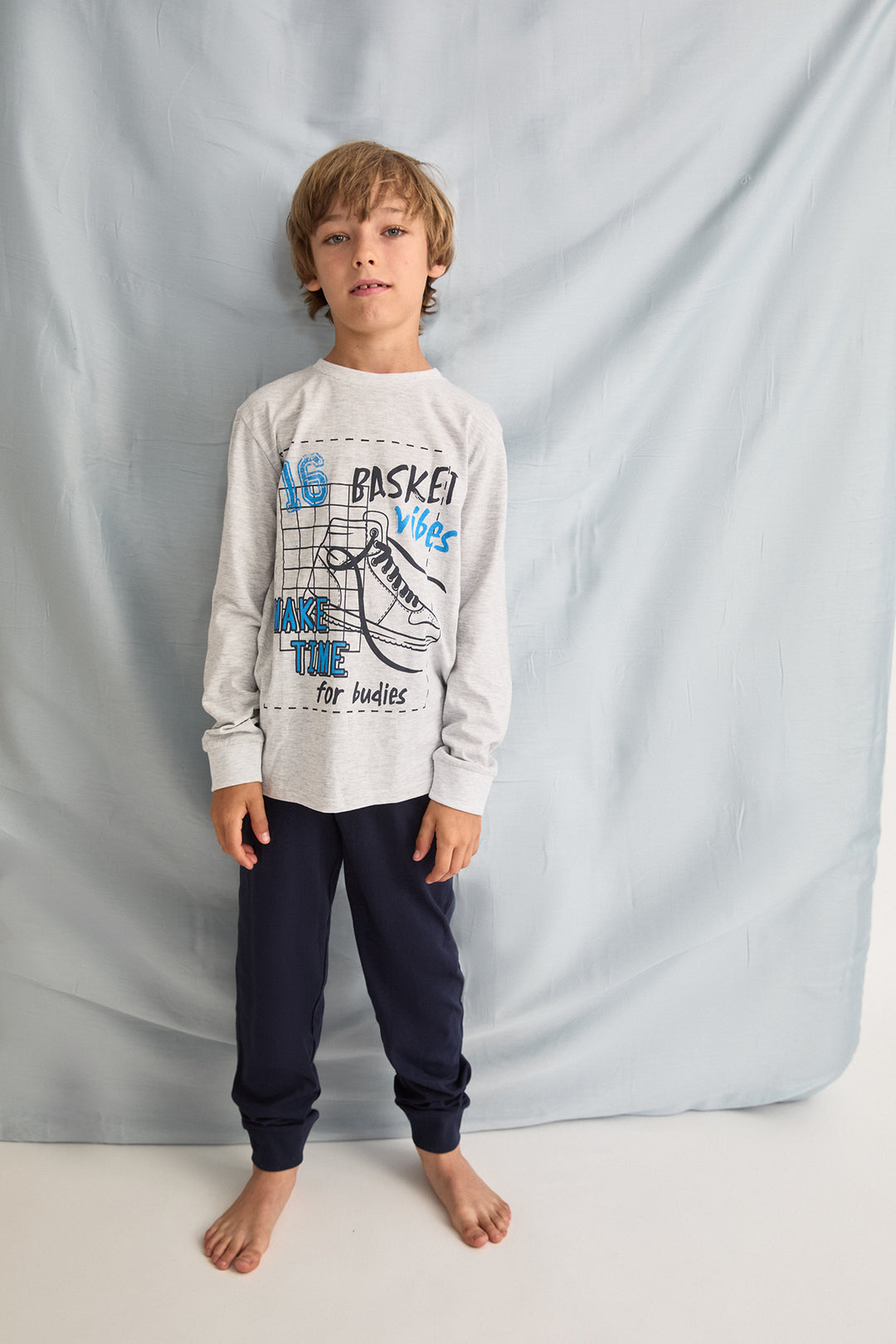 PIJAMA LARGO NIÑO BASKETVIBES  GRIS VIG. CLARO