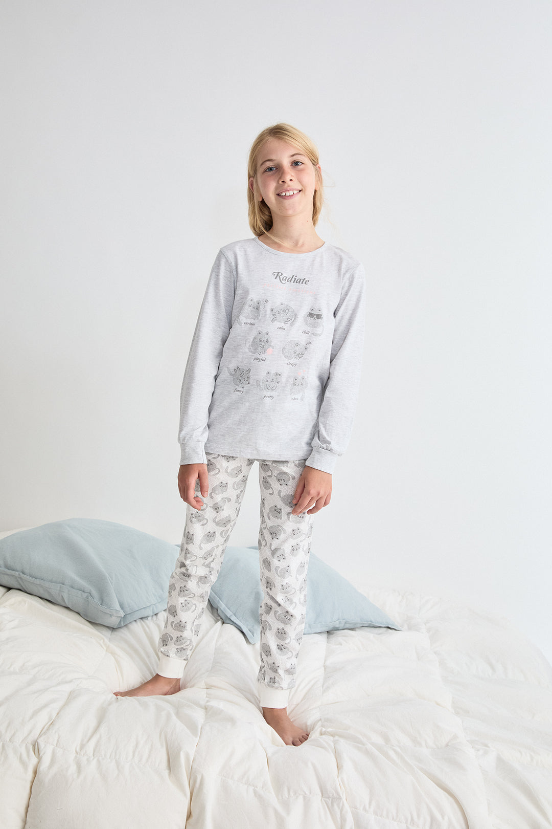 PIJAMA LARGO NIÑA RADIATE  GRIS VIG. CLARO